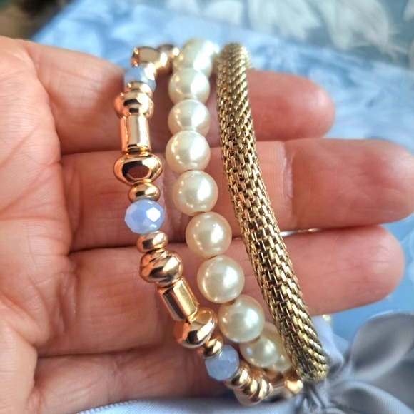 2/$40 🇨🇦Set of 3 strechy bracelets in pearl gold and pale blue - Picture 4 of 7